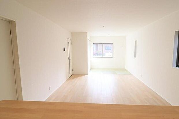 ２号棟
明るい雰囲気が心地いいリビング！採光良好です！家族団らんの時間も増えそうなくつろぎの場所になりそう☆