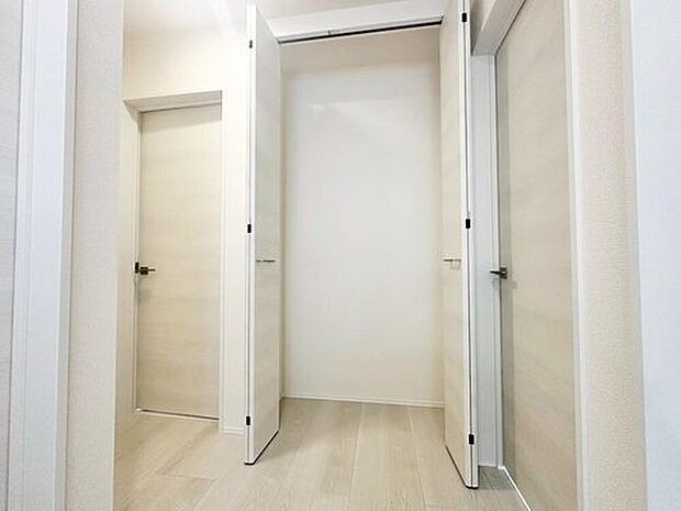 (2号棟)
2階ホールには収納スペースがございます♪普段は隠しておきたいお掃除道具や、季節家電など収納可能です♪