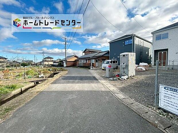 前面は北側４．１ｍ南側６．０ｍ道路です。交通量が少なく静かで、駐車も落ち着いて行える安心・安全の環境になっています。