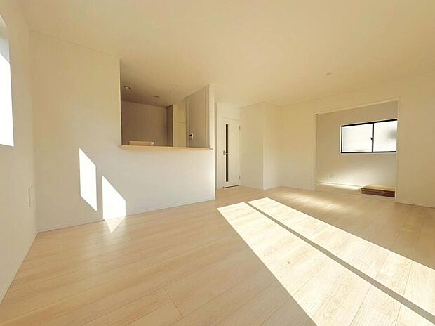 １号棟
約１７．５帖の明るいリビング♪対面式キッチンは、家事をしながら家族の様子が一目でわかる安心＆便利設備♪　