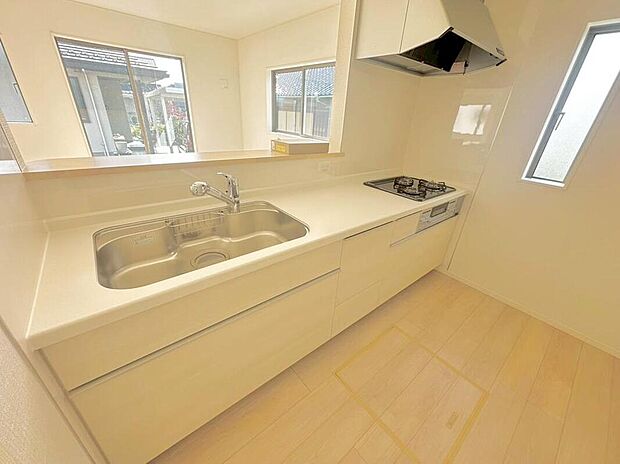 １号棟
収納力豊富なシステムキッチン。大型スライド収納付きで、すっきり片付けやすいキッチンです。床下収納もついています！