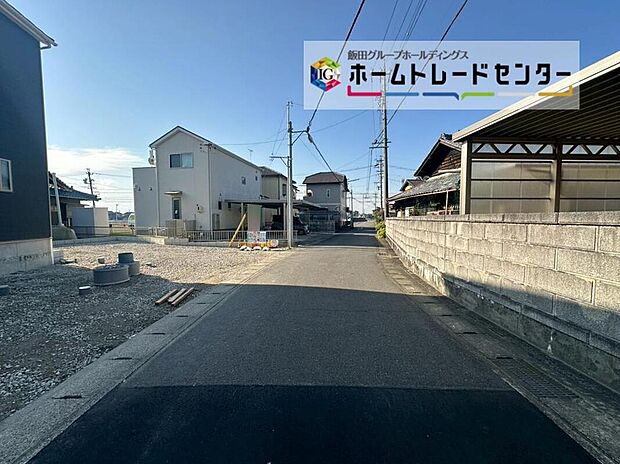 前面は東側１．８２ｍ、北側４．７１ｍ道路です。交通量が少なく静かで、駐車も落ち着いて行える安心・安全の環境になっています。　