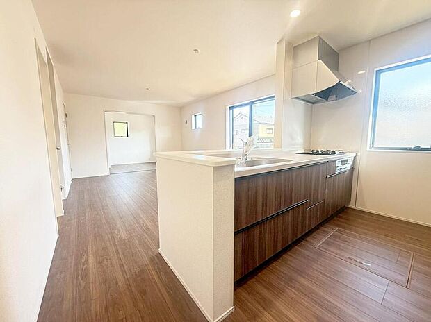 （２号棟）
収納力豊富なシステムキッチン。大型スライド収納付きで、すっきり片付けやすいキッチンです。床下収納もついています♪