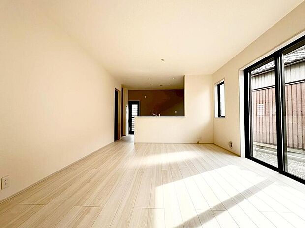 ３号棟
約１６帖の明るいリビング♪対面式キッチンは、家事をしながら家族の様子が一目でわかる安心＆便利設備♪