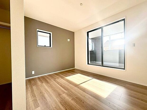 ４号棟
２面採光を施した為、晴れの日の日中はいつも明るい室内に。窓を開放すれば気持ちの良い風が入り込んできます。