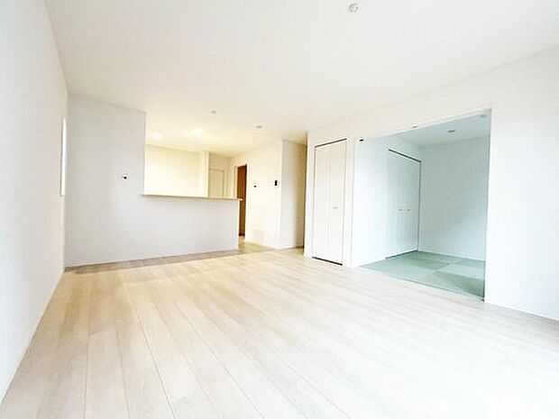 ３号棟
約１８．５帖の明るいリビング♪家族間のコミュニケーションが取りやすい対面式キッチンです☆家族団らんの時間も増えそうなくつろぎの場所になりそう♪