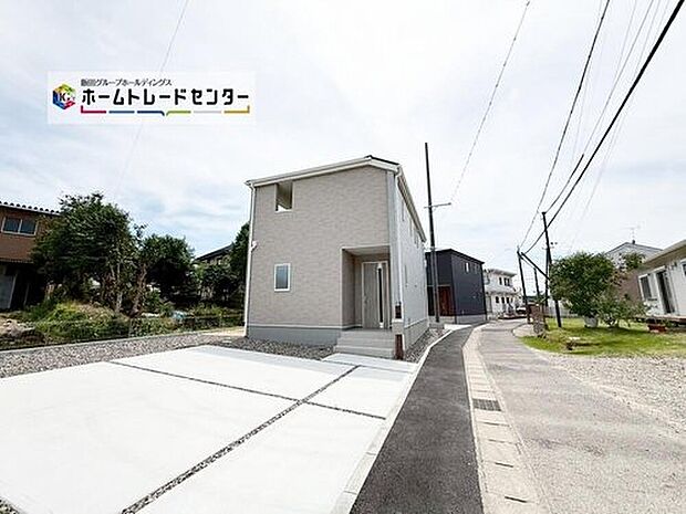 前面は交通量の少ない北側２．４ｍ道路です。静かで、駐車も落ち着いて行える環境になっています♪