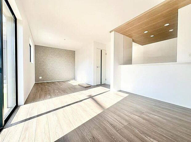 ７号棟
明るい雰囲気が心地いいリビング♪採光良好です！家族団らんの時間も増えそうなくつろぎの場所になりそう♪