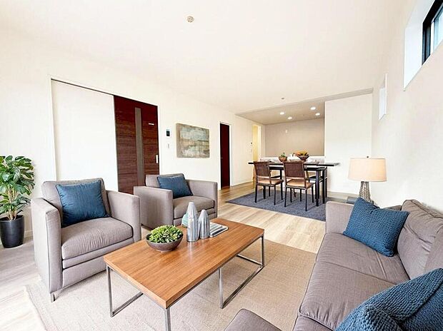 ２号棟
約１８帖の明るいリビング♪（現況の物件写真に、CG による画像処理を行っています。家具、家電、照明器具、小物、カーテン、その他のイメージはCG です。）