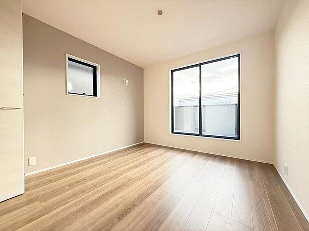 ２号棟
２面採光を施した為、晴れの日の日中はいつも明るい室内に。窓を開放すれば気持ちの良い風が入り込んできます。