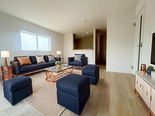 ２号棟
約１７帖の明るいリビング♪（現況の物件写真に、CG による画像処理を行っています。家具、家電、照明器具、小物、カーテン、その他のイメージはCG です。）