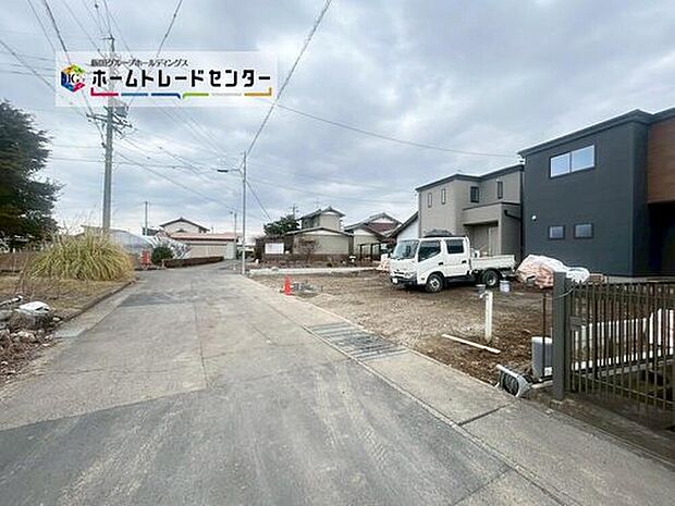 前面道路は北側約５．１ｍ、南側約１．８ｍ道路です。静かで駐車も落ち着いて行える環境になっています♪