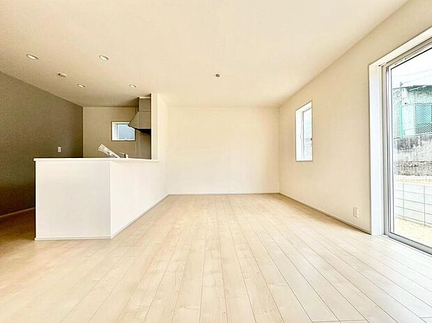 １号棟
約１６帖の明るいリビング♪対面式キッチンは、家事をしながら家族の様子が一目でわかる安心＆便利設備♪