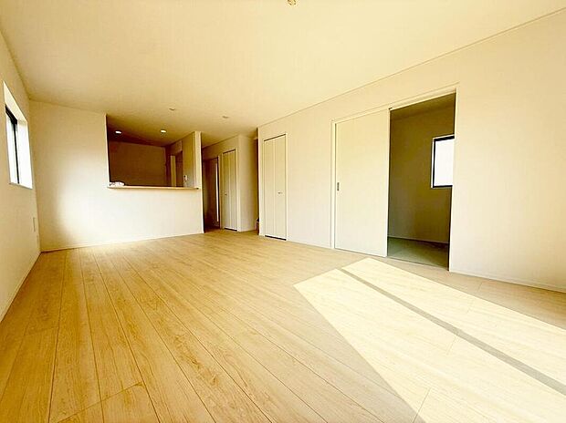 １号棟
約１８．２帖の明るいリビング♪対面式キッチンは、家事をしながら家族の様子が一目でわかる安心＆便利設備♪　