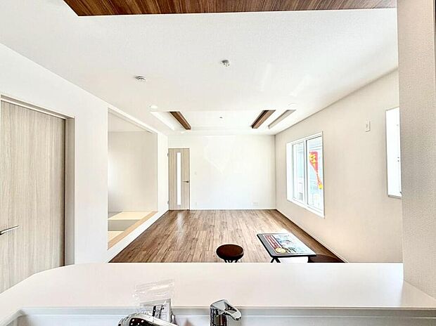 明るい雰囲気が心地いいリビング♪採光良好です!家族団らんの時間も増えそうなくつろぎの場所になりそう♪