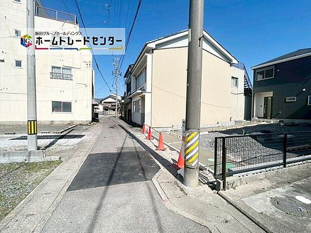 前面は交通量の少ない北西側３．５７ｍ道路です。静かで、落ち着いて駐車を行える安心・安全の環境になっております♪