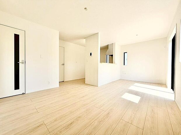 ２号棟
約１５．２帖の明るいリビング♪対面式キッチンは、家事をしながら家族の様子が一目でわかる安心＆便利設備♪　