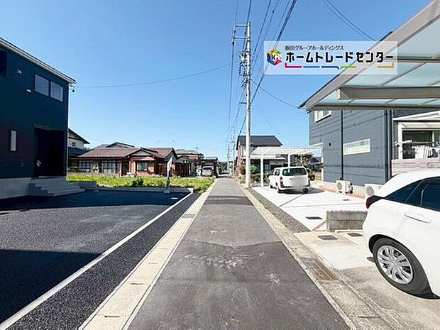 前面は西側３．５ｍ道路です。交通量も少なく、駐車も落ち着いて行える環境になっています。　　　　