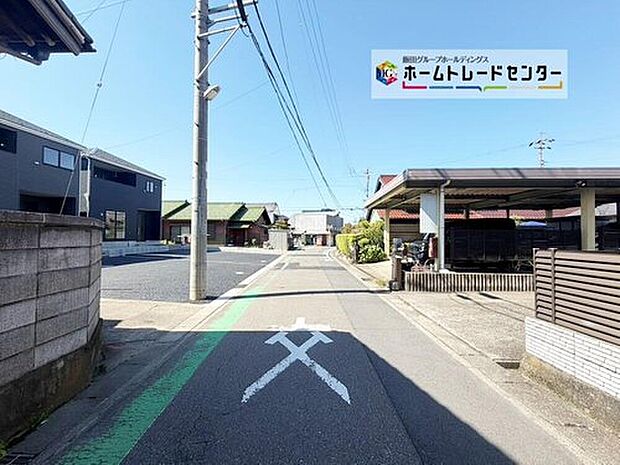 前面は東側4.5m道路です。交通量が少なく静かで、駐車も落ち着いて行える安心・安全の環境になっています。