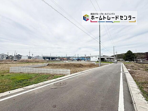 前面は東側４．９９ｍ道路です。交通量が少なく静かで、駐車も落ち着いて行える環境になっています。　　　　　