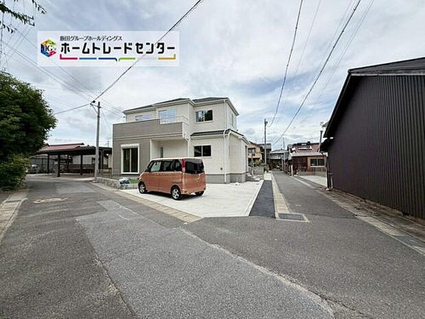 前面は、交通量の少ない東側２．７ｍ南側４．０ｍ道路です。静かで、駐車も落ち着いて行える安心・安全の環境になっています♪