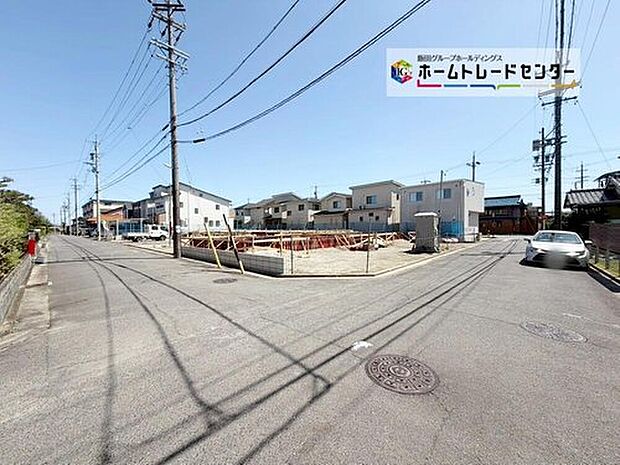 前面は北側5.9m、西側5.9m道路です。交通量が少なくゆとりがあり、駐車も落ち着いて行える環境になっています。
