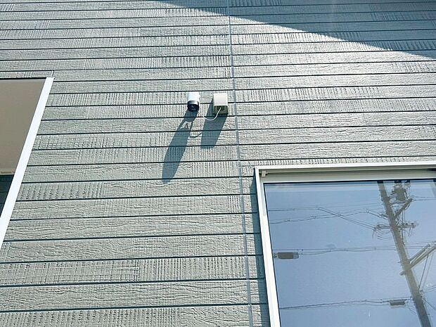 【防犯カメラ】３号棟
不審者の侵入や空き巣、駐車場における車上荒らしなどの犯罪も防犯カメラによって抑えられます。また、ペットや子供、高齢者の見守りにもなります。
