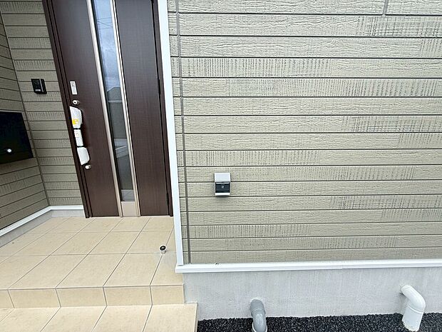 【その他設備】４号棟
電気自動車充電用コンセント(EVコンセント)対応物件です！将来的な電気自動車社会の備えとしてあったら便利な設備です♪※ご利用される場合は、別途オプション工事が必要となります。
