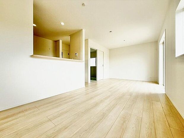 【リビング】４号棟
明るい雰囲気が心地いいリビング！採光良好です！家族団らんの時間も増えそうなくつろぎの場所になりそう☆