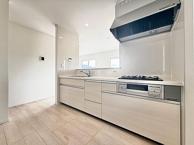 【キッチン】４号棟
収納力豊富なシステムキッチン。大型スライド収納付きで、すっきり片付けやすいキッチンです。床下収納もついています！