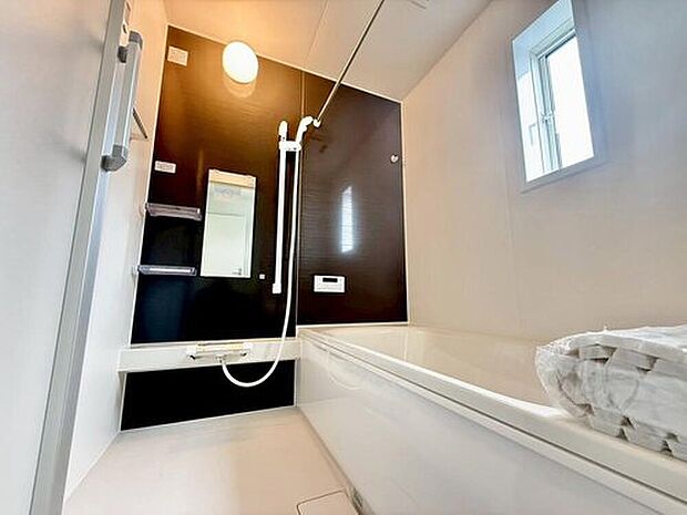 【浴室】４号棟
１坪以上広さを設けた浴室で、ゆったりバスタイム♪お子様と一緒に入るにも充分な広さです。一日の疲れを癒せます☆