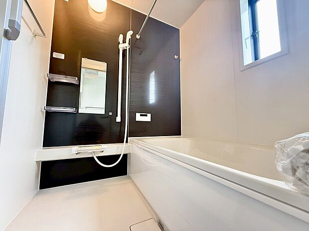 【浴室】１号棟
１坪以上広さを設けた浴室で、ゆったりバスタイム♪お子様と一緒に入るにも充分な広さです。一日の疲れを癒せます☆