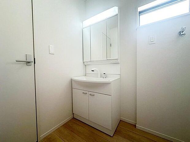 【洗面台・洗面所】1号棟
暮らしを快適にする三面鏡仕様の洗面化粧台。収納力と機能性に優れた使いやすい設備で、忙しい朝の身支度もスムーズに♪