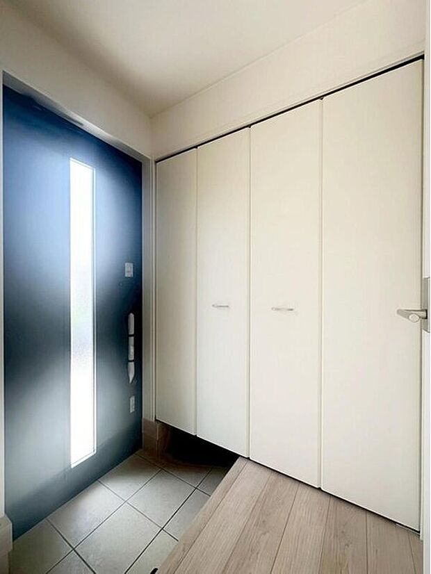 【玄関】1号棟
明るくて清潔感溢れる玄関。便利な下駄箱収納付きです♪散らかりがちな玄関もすっきりと片付きます。