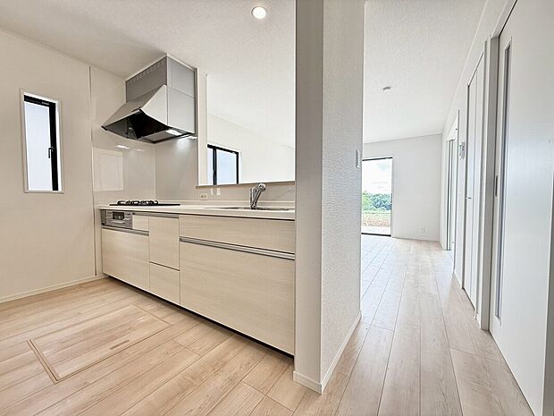 【キッチン】5号棟
収納力豊富なシステムキッチン。大型スライド収納付きで、すっきり片付けやすいキッチンです。床下収納もついています!