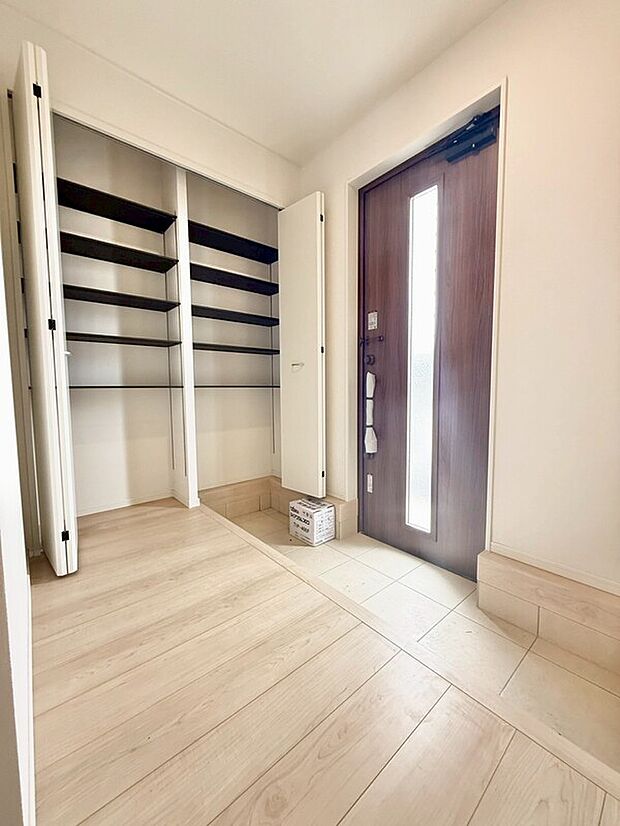 【玄関】5号棟
明るくて清潔感溢れる玄関。便利な下駄箱収納付きです♪散らかりがちな玄関もすっきりと片付きます。