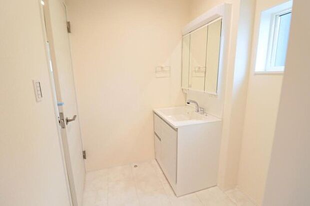 【洗面台・洗面所】2号棟
暮らしを快適にする三面鏡仕様の洗面化粧台。収納力と機能性に優れた使いやすい設備で、忙しい朝の身支度もスムーズに◎