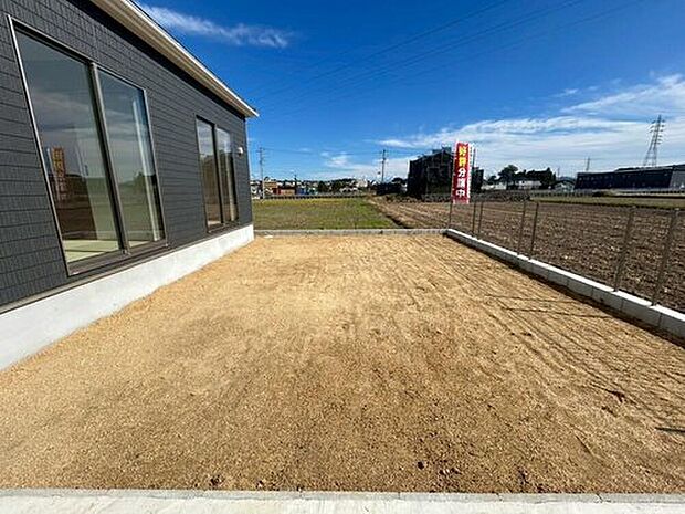 【庭】２号棟
南側には、お庭がございます♪お子様の遊び場やガーデニング・家庭菜園などお好みにおうち時間をお楽しみいただけます♪