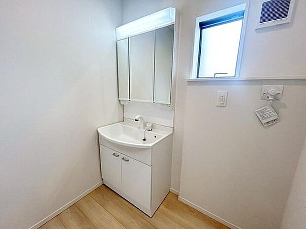 【洗面台・洗面所】２号棟
暮らしを快適にする三面鏡仕様の洗面化粧台。収納力と機能性に優れた使いやすい設備で、忙しい朝の身支度もスムーズに♪