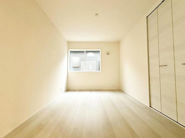 【リビング以外の居室】2号棟
リビングに隣接した約6帖の洋室。キッズスペースや書斎、客間としても使えて何かと便利な居室です♪