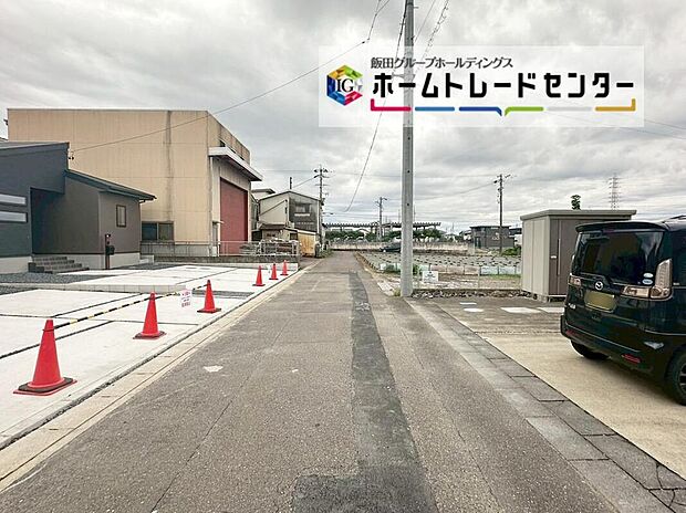 【前面道路含む現地写真】前面は交通量の少ない北西側4.01m道路です。静かで、駐車も落ち着いて行える安心・安全の環境になっています♪