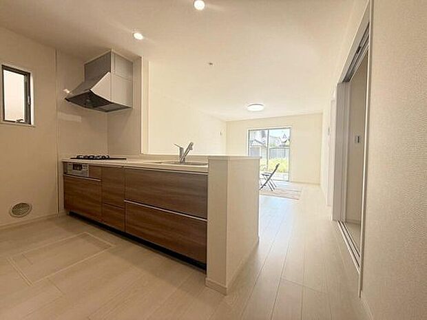 【キッチン】収納力豊富なシステムキッチン。大型スライド収納付きで、すっきり片付けやすいキッチンです。床下収納もついています♪