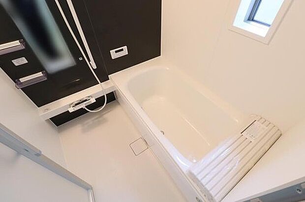 【浴室】２号棟
１坪以上広さを設けた浴室で、ゆったりバスタイム♪お子様と一緒に入るにも充分な広さです。一日の疲れを癒せます☆