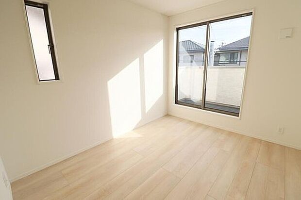 【リビング以外の居室】２号棟
２面採光を施した為、晴れの日の日中はいつも明るい室内に。窓を開放すれば気持ちの良い風が入り込んできます。