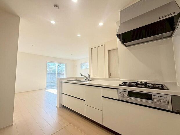 【キッチン】1号棟
収納力豊富なシステムキッチン。大型スライド収納付きで、すっきり片付けやすいキッチンです。床下収納もついています♪