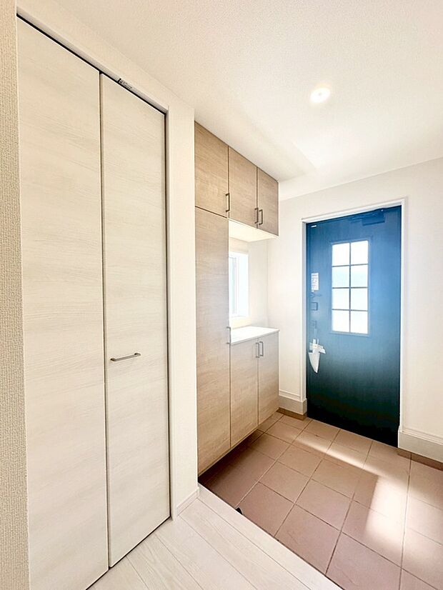 【玄関】１号棟
明るくて清潔感溢れる玄関。便利な下駄箱収納付きです♪散らかりがちな玄関もすっきりと片付きます。