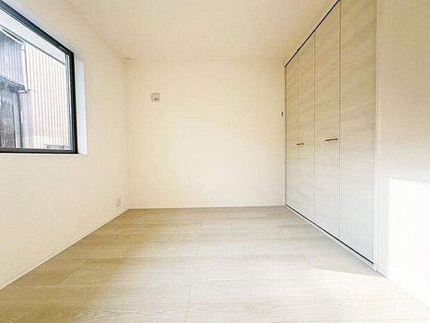 【リビング以外の居室(2号棟)】リビングの続き間にある約4.5帖の洋室。キッズスペースや書斎としても使えて何かと便利な居室です♪