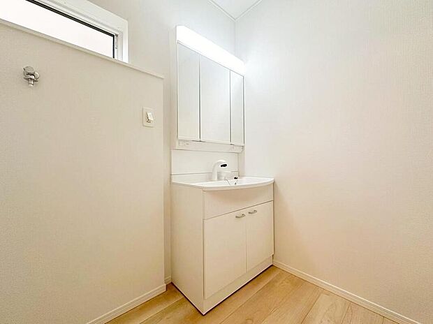 【洗面台・洗面所】暮らしを快適にする三面鏡仕様の洗面化粧台。収納力と機能性に優れた使いやすい設備で、忙しい朝の身支度もスムーズに♪