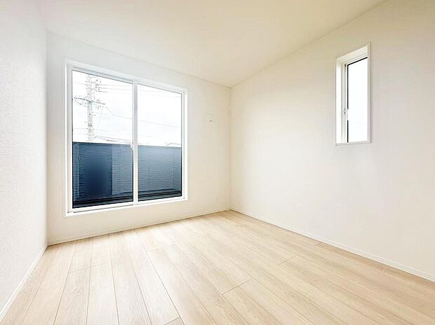 【リビング以外の居室】2面採光を施した為、晴れの日の日中はいつも明るい室内に。窓を開放すれば気持ちの良い風が入り込んできます。