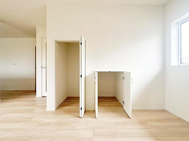 【収納】階段下には、収納スペースあり◎鞄などの小物からスーツケースやレジャー用品、掃除用具など収納出来ます!収納も多く住みやすい邸宅です♪